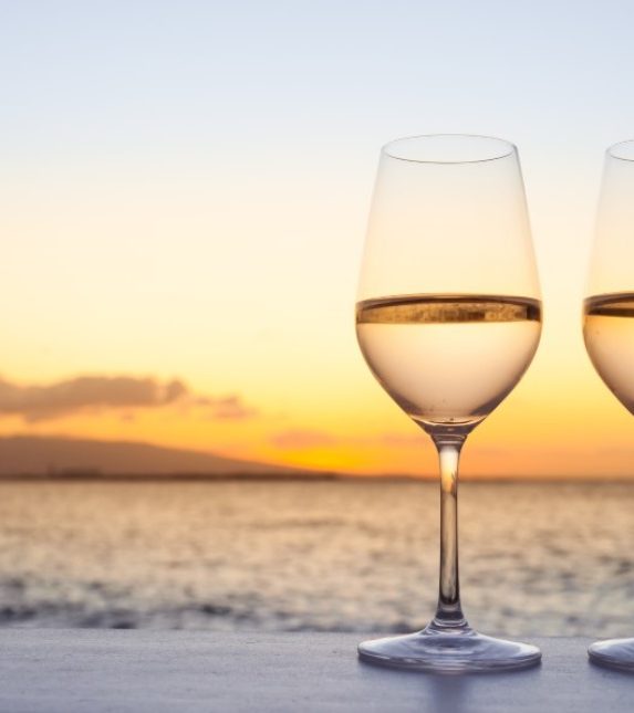 deux verres vin rosé mer ciel bleu couché de soleil romantique