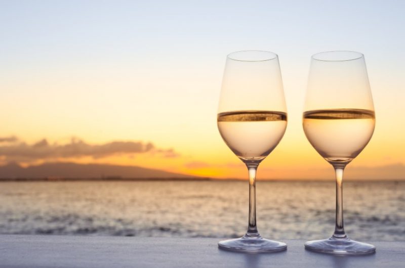 deux verres vin rosé mer ciel bleu couché de soleil romantique