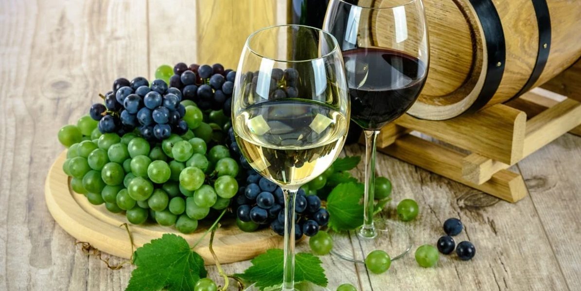 vin blanc vin rouge raisins tonneau bouteille plateau en bois