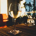 verre de vin blanc portugais sur table