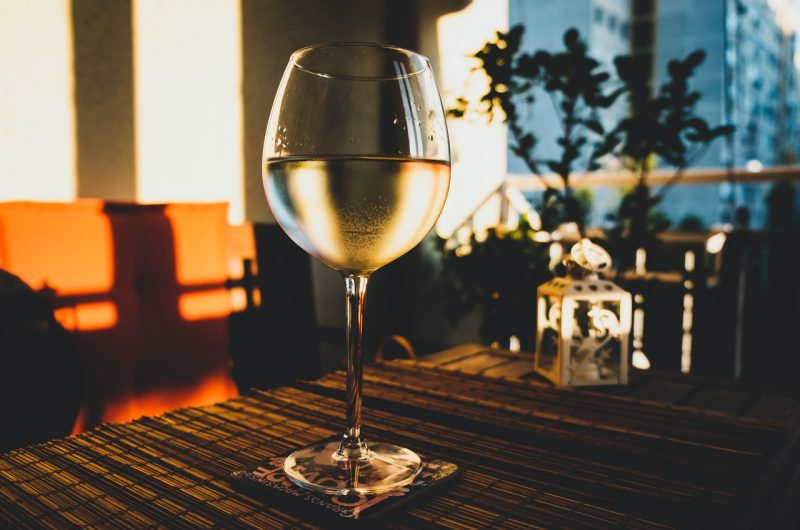 verre de vin blanc portugais sur table